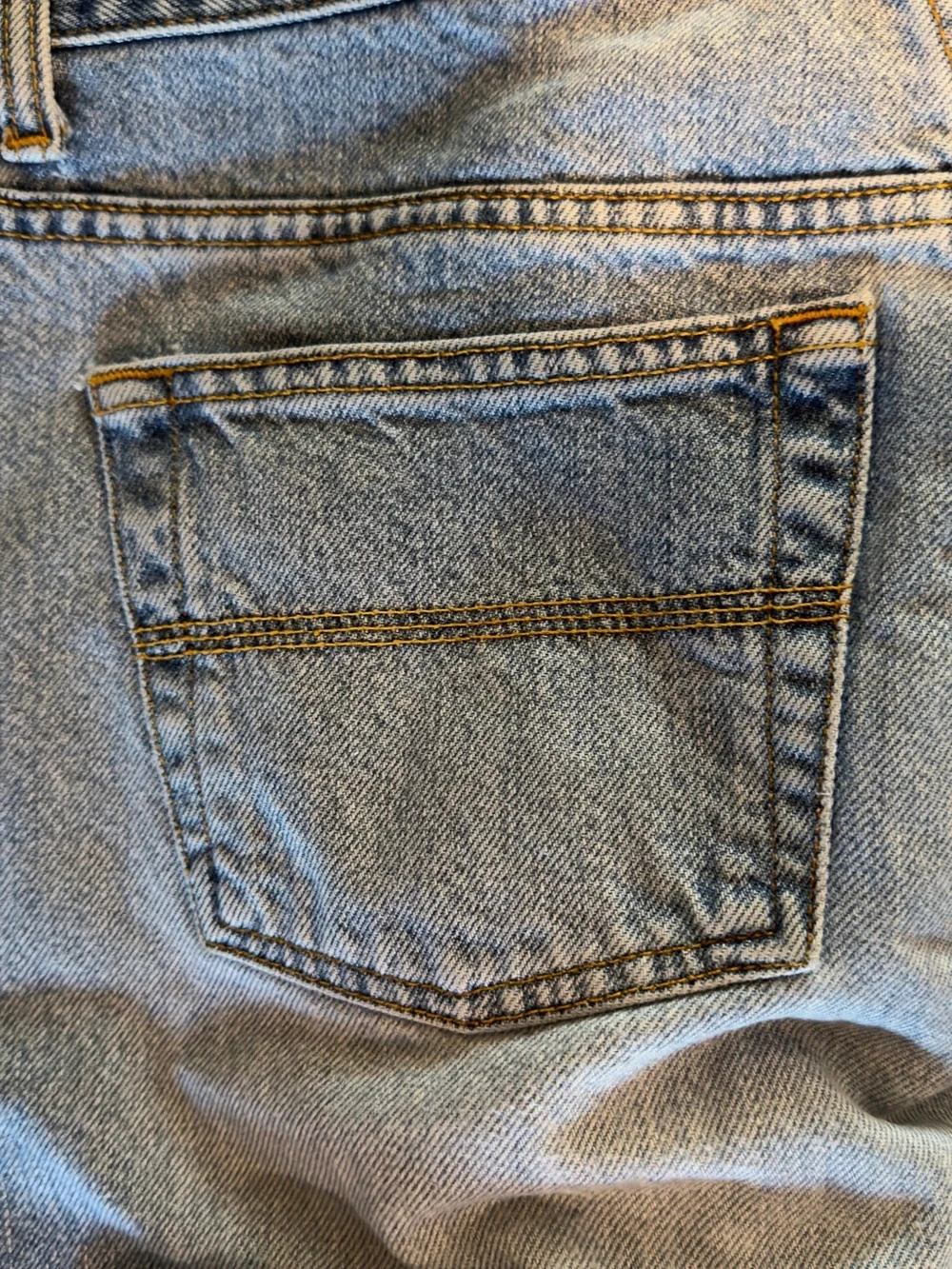 Express Men's Relaxed Light Blue Jeans - Picture 4 of 4